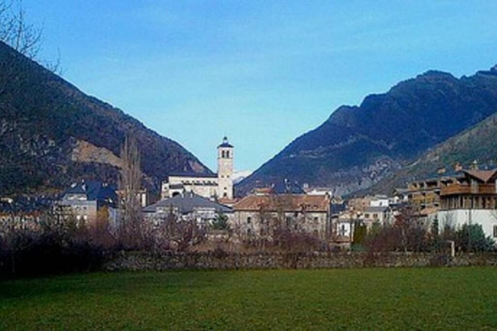 Ferienwohnung Atico En Biescas Con Piscina, Chimenea Y Garaje Exterior foto